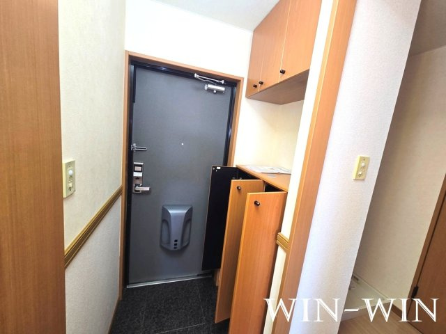 ホワイトハウス草間の玄関