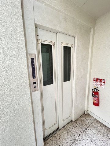創土ハイツのエントランス