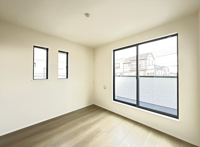 【洋室】 | 志木市中宗岡2丁目　新築一戸建住宅　全1棟　(志木本店) | 洋室5.2帖／バルコニーに面した開放的な住空間。