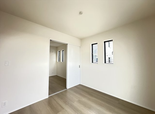 【洋室】 | 志木市中宗岡2丁目　新築一戸建住宅　全1棟　(志木本店) | 洋室5.2帖／4.5帖と続き間になっているので開放することでお部屋を広くお使いいただけます。