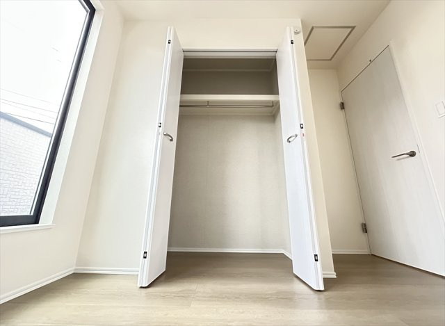 【収納】 | 志木市中宗岡2丁目　新築一戸建住宅　全1棟　(志木本店) | 大容量のクローゼットはバルコニーに近いので取り込んだ洗濯物もそのまま収納できます。