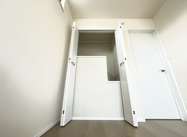 【収納】 | 志木市中宗岡2丁目　新築一戸建住宅　全1棟　(志木本店) | 枕棚がないため、天井近くまで空間を自由に使えます。