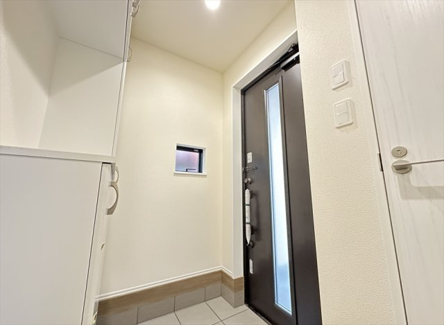 【玄関】 | 志木市中宗岡2丁目　新築一戸建住宅　全1棟　(志木本店) | 玄関ドアの採光窓から優しい自然光が入る明るい玄関。
小窓を開けることで換気もできます。
