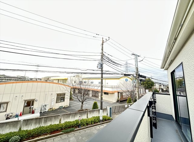 【バルコニー】 | 志木市中宗岡2丁目　新築一戸建住宅　全1棟　(志木本店) | 2部屋から行き来できるバルコニーは家事動線も良好です。