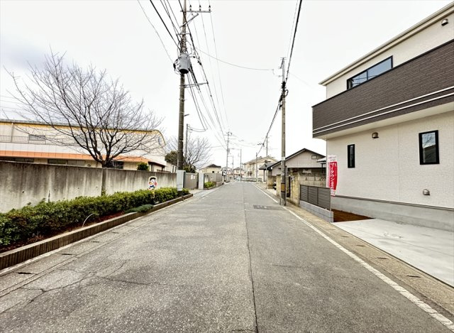 【前面道路含む現地写真】 | 志木市中宗岡2丁目　新築一戸建住宅　全1棟　(志木本店) | 6ｍ道路／交通量が少ないので車の出し入れもスムーズに行えます。