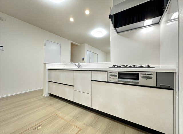 【キッチン】 | 志木市中宗岡2丁目　新築一戸建住宅　全1棟　(志木本店) | 奥に入ってる物もサッと取り出しやすいスライド収納は奥まで一目で確認できるので調味料などの在庫管理にも便利です。