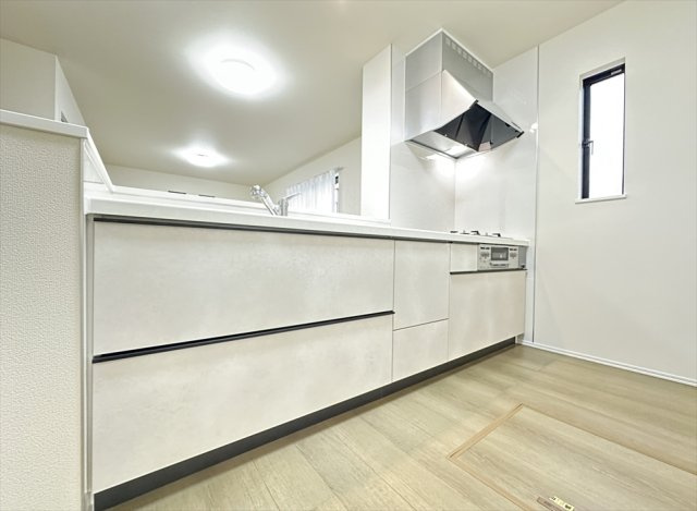 【キッチン】 | 志木市中宗岡2丁目　新築一戸建住宅　全1棟　(志木本店) | リビング全体が見渡せる対面キッチンなので、お料理中でも家族との会話を楽しめ、お子様の様子も見守れます。