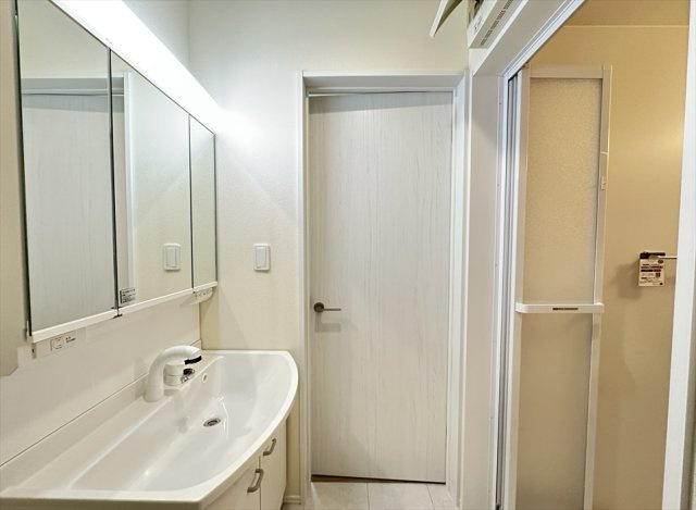 【独立洗面台】 | 志木市中宗岡2丁目　新築一戸建住宅　全1棟　(志木本店) | メイク道具やスキンケア用品なども鏡の裏に収納できます。