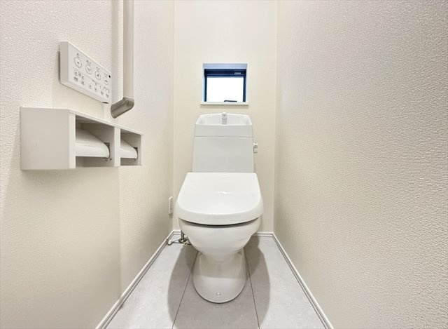 【トイレ】 | 志木市中宗岡2丁目　新築一戸建住宅　全1棟　(志木本店) | 1階トイレ／手すり付きなので妊婦さんも安心、便利です。