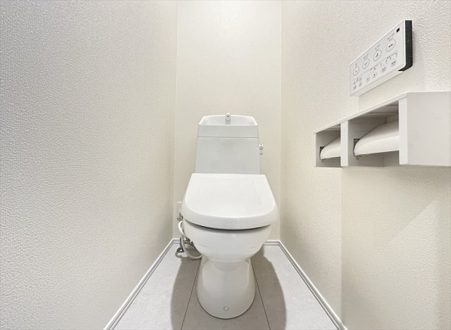 【トイレ】 | 志木市中宗岡2丁目　新築一戸建住宅　全1棟　(志木本店) | 2階トイレ／各トイレは家族を感染症から守る温水洗浄便座を完備。