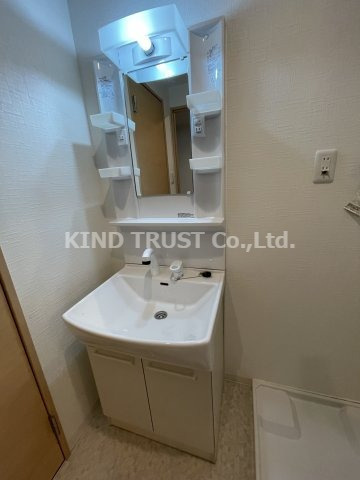 ラ・フォルム与力レジデンスの洗面所|明るい洗面所です