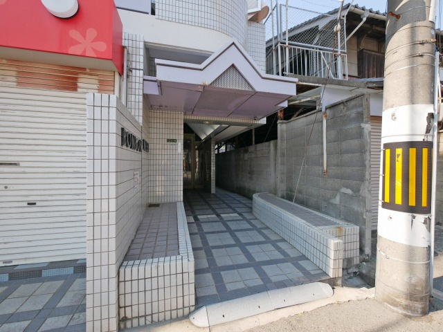 大阪市生野区巽西２丁目の賃貸マンションのエントランス