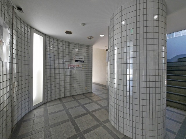 大阪市生野区巽西２丁目の賃貸マンションのロビー