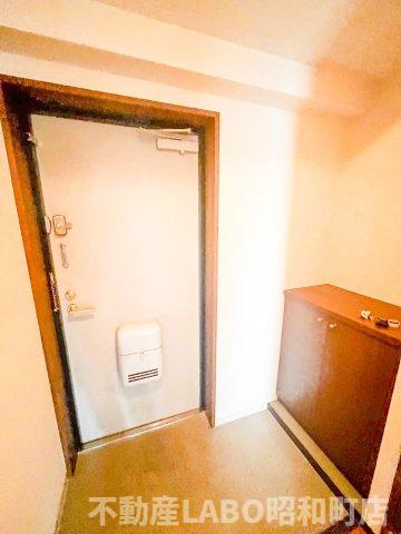 万代東マンションの玄関