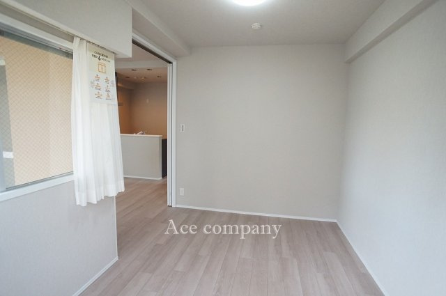 【内装】 | ドムール加美西公園 | 【洋室5.2帖】コーナー窓があるお部屋☆エアコン先行配管済みです☆