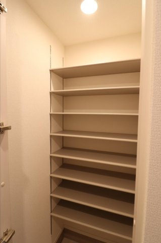 【玄関】 | ムーンダスト美園 | 収納もある玄関です