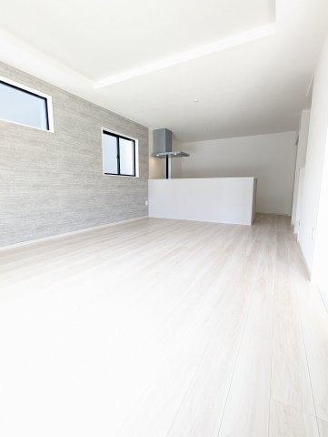 水戸市東台1期の居間・リビング|リビングの写真です。大きな窓があり陽射しが差し込みます。お子様の目を離すことなく片付け・お料理ができ安心です～♪