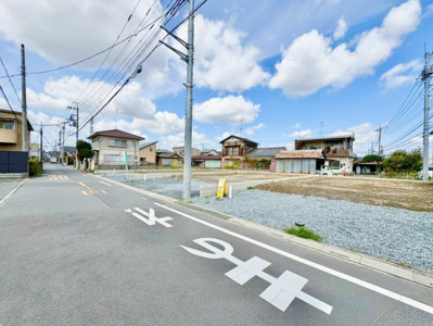 【前面道路含む現地写真】 | 【柿沼第2期　現地外観】
※令和8年4月時点