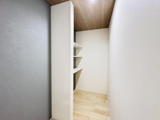 松戸市三矢小台３丁目新築戸建【矢切小学校：7分】の収納|キッチン裏・パントリースペース
