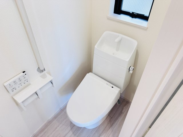 松戸市三矢小台３丁目新築戸建【矢切小学校：7分】のトイレ|温水洗浄暖房便座つきトイレ