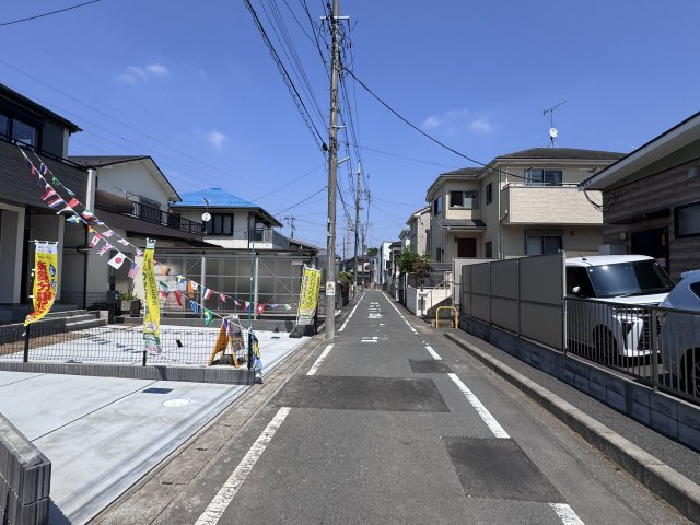 松戸市三矢小台３丁目新築戸建【矢切小学校：7分】の前面道路含む現地写真|南東側前面道路
