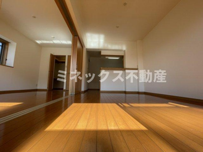 【居間・リビング】 | アミリアコート | 同タイプのお部屋の写真。現況を優先します。