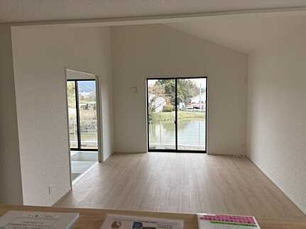 東広島市八本松飯田４丁目　新築一戸建て(全4棟)の前面道路含む現地写真