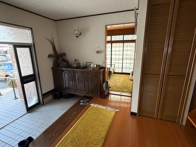 米沢市城西２丁目　二階建て中古住宅の玄関