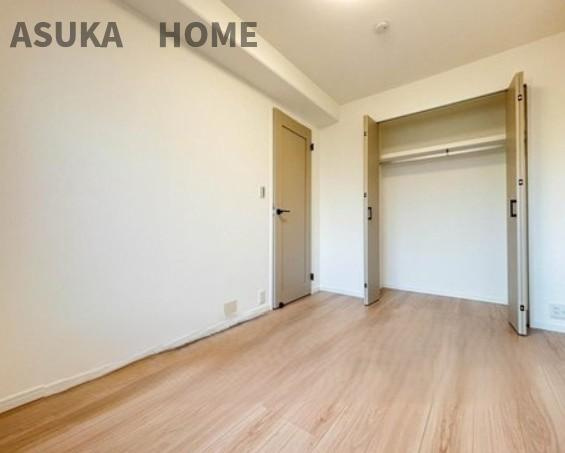 エクセレンス横浜の洋室|クローゼットもあり快適に過ごせそうな空間ですね。