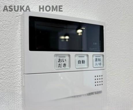 エクセレンス横浜の設備|浴室とキッチンに操作リモコンがあり、キッチン近くにある給湯リモコンは便利です。