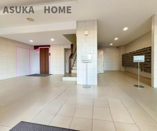 エクセレンス横浜のエントランス|時間のゆとりと空間、爽やかな陽光がもたらす光と風を贅沢さを感じさせてくれます。