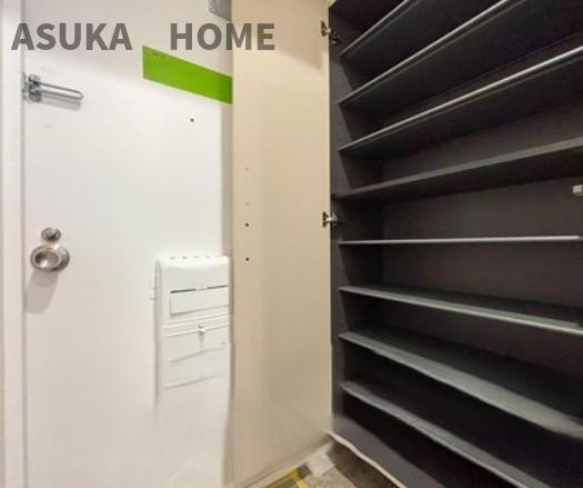 エクセレンス横浜の玄関|実際に生活する側に立って設計した工夫が要所要所に感じられる玄関です。