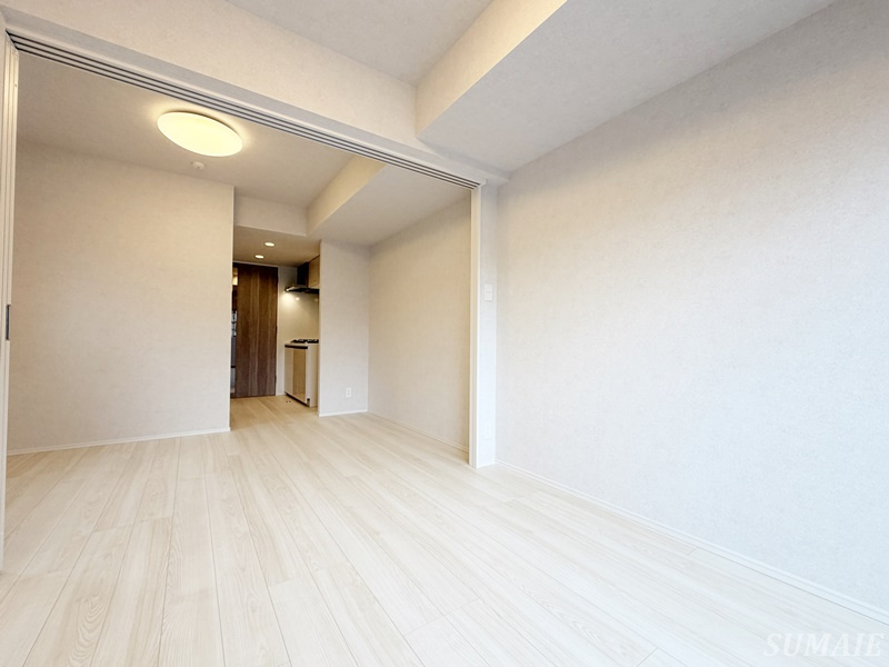 Alivis東十条の居間・リビング|別角度から見たリビングと洋室です☆