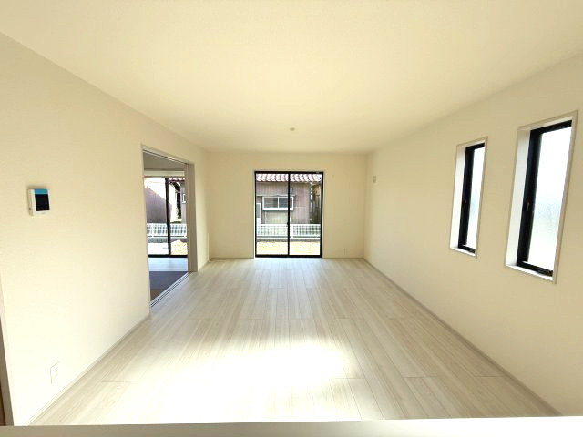 リーブルガーデンＳ第６前橋鼻毛石　１号棟の居間・リビング|カウンターキッチンなのでお料理をしながら会話もできます。
夕食の支度をしながら、お子様の様子も見られて自然と会話も増えますよ♪