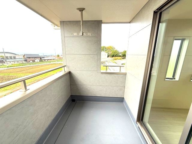 リーブルガーデンＳ第６前橋鼻毛石　１号棟のバルコニー|インナーバルコニーです。
急な雨でも洗濯物が濡れませんよ！