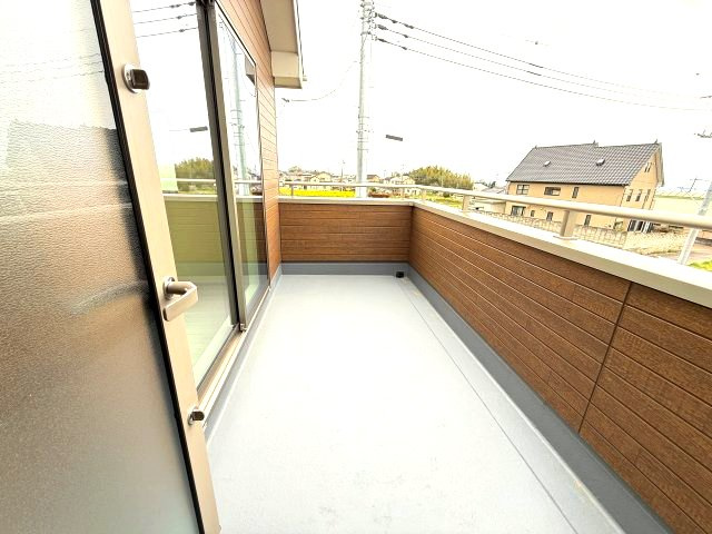 リーブルガーデンＳ第６前橋鼻毛石　１号棟のバルコニー|バルコニーは2か所つきです！セパレートタイプなのでプライバシーも確保できます。