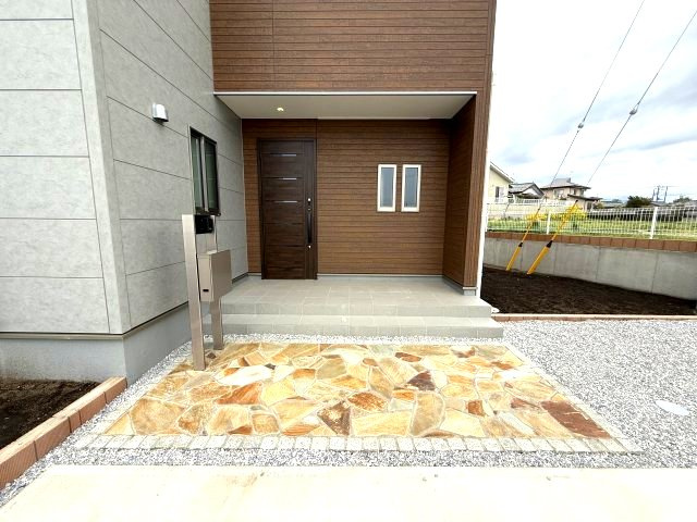 リーブルガーデンＳ第６前橋鼻毛石　１号棟の玄関|玄関前も広々しています！
玄関スペースも広いので三輪車なども置けます♪