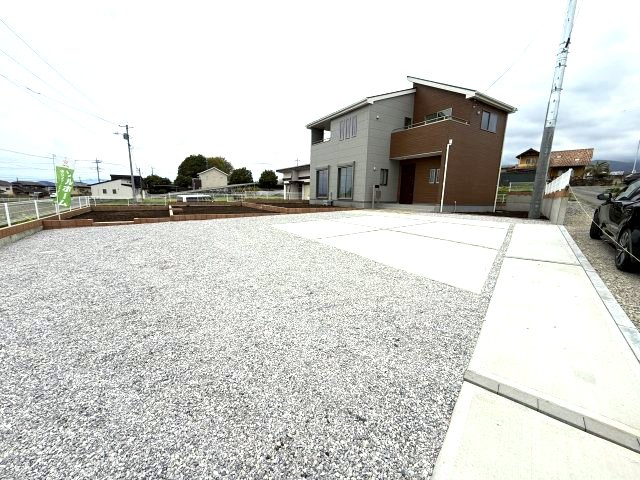 リーブルガーデンＳ第６前橋鼻毛石　１号棟の駐車場|駐車場も広々しています。６台以上駐車可能ですよ！