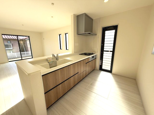 リーブルガーデンＳ第６前橋鼻毛石　１号棟のキッチン|人気のカウンターキッチン採用です☆便利な勝手口つきです！
コンロも３口ご用意しています！調理スペースも広くストレスなくお料理できます。
浄水器つきなので美味しいお水も飲めますよ♪