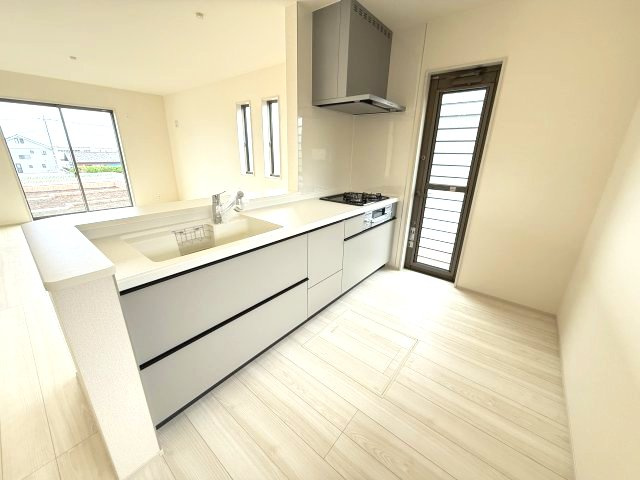 リーブルガーデンＳ第６前橋鼻毛石　１号棟のキッチン|人気のカウンターキッチン採用です☆便利な勝手口つきです！
コンロも３口ご用意しています！調理スペースも広くストレスなくお料理できます。
浄水器つきなので美味しいお水も飲めますよ♪