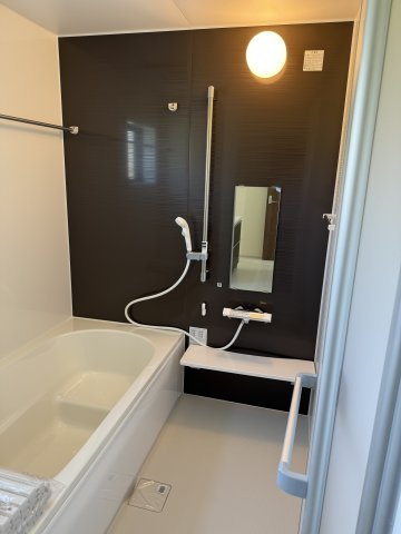 リーブルガーデンＳ第６前橋鼻毛石　１号棟の浴室|１坪タイプのフルオートバスです！
足を延ばして入れる広さなので一日の疲れも癒されますよ♪
室内物干しや浴室乾燥機もあるのでお天気の悪い日にはランドリースペースとしてもご利用できます！