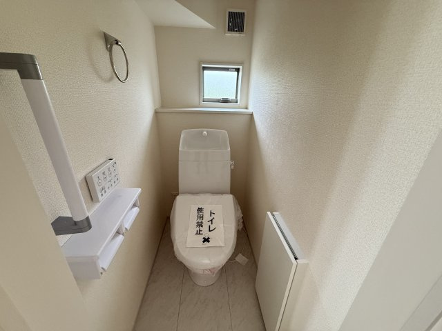 リーブルガーデンＳ第６前橋鼻毛石　１号棟のトイレ|1階トイレです。清潔感のある白を基調としています。
温水洗浄・便座暖房機能の付いた快適なトイレです☆