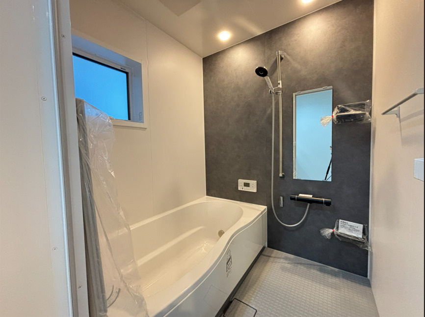 売新築戸建　沼津市東椎路の浴室|お風呂には窓があり、明るい仕様となってます。