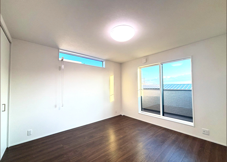 売新築戸建　沼津市東椎路の洋室|２階のお部屋は大きな窓があるので明かりをしっかりと取り入れる事ができます。