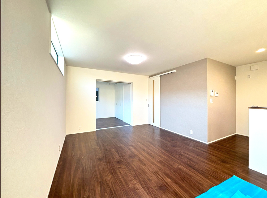 売新築戸建　沼津市東椎路の内装|リビング続きの洋室なので扉を開ければ広々と使えます。