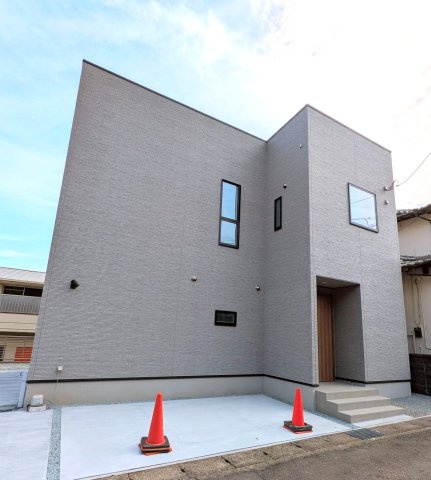 売新築戸建　沼津市東椎路の外観|グレーの外壁でモダンな印象です。雨の日に助かる玄関ポーチになっています。