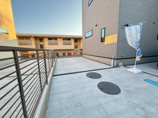 売新築戸建　沼津市東椎路の駐車場|広々駐車場で、３台分の駐車スペースをゆとりをもって確保できます。