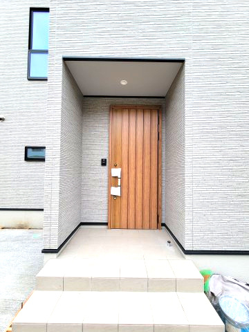 売新築戸建　沼津市東椎路の玄関|玄関ポーチがあるので雨の日のお出掛けの準備にも便利です。陽当たりも良く気持ち良く1日のスタートがきれそうですね。