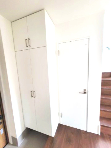 売新築戸建　沼津市東椎路の玄関|備え付けのシューズボックスがあるので収納がたっぷりあります。靴をしまって玄関をすっきりと使えます。