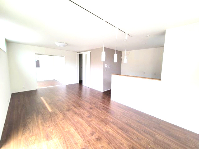 売新築戸建　沼津市東椎路の居間・リビング|大きい窓があるので明るい空間でのびのびと生活できます。リビングが広々としているので、ご家族でゆっくりくつろげますね。